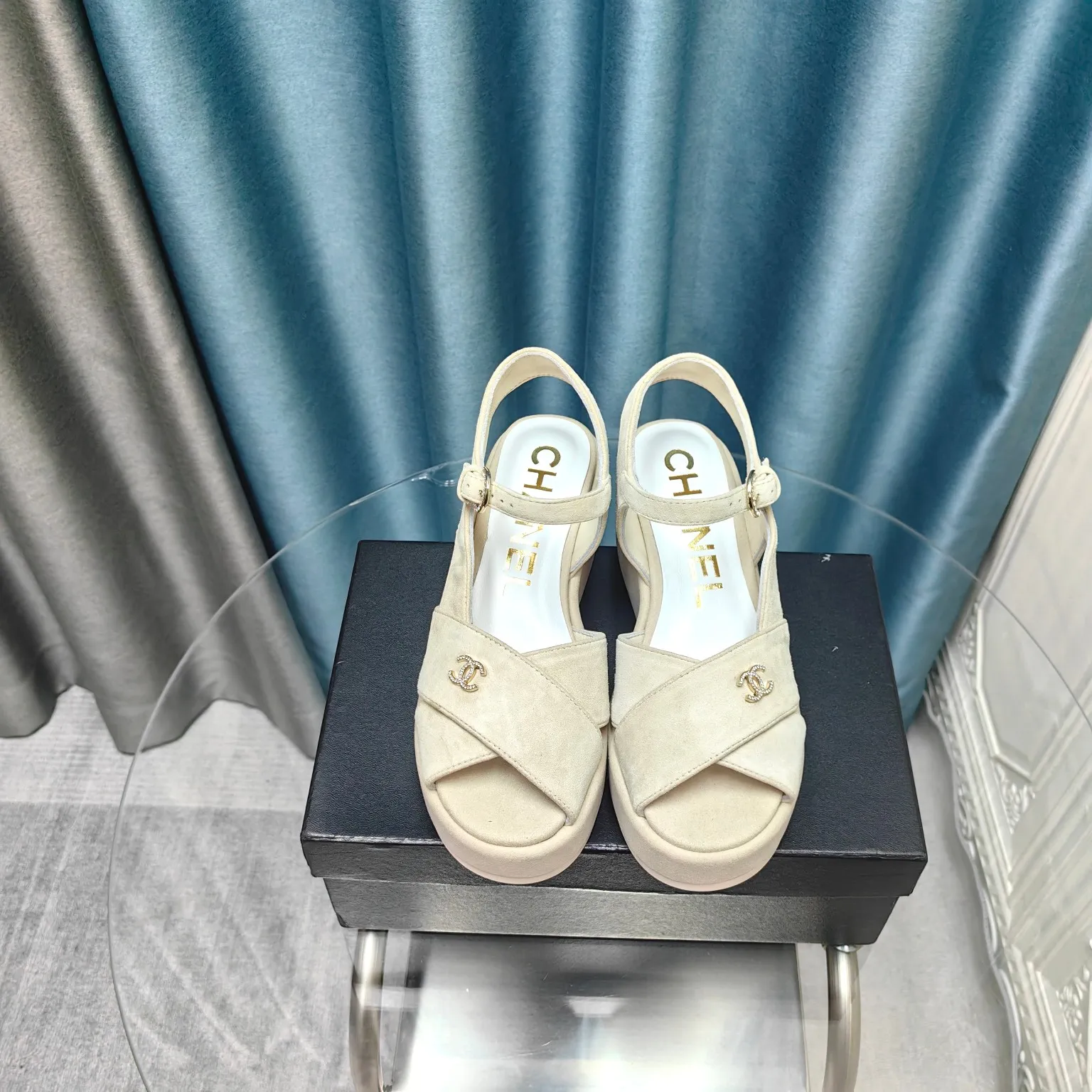 👟👟Ex-factory price 540👟👟 Top version Chanel/Chanel 24ss thick-soled lame-heeled sandals Material ☑️Fabric: patent leather/sheep ☑️Lining: sheepskin ☑️Outsole: original outsole ☑️Heel height: 7.5cm ☑️Number of yards: 35-40